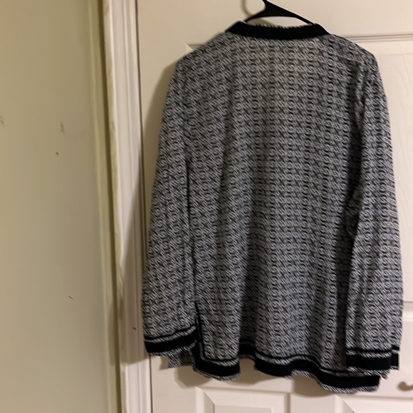 Saint Tropez long sleeve top for women with side splits. Plus size 2X - Picture 6 of 6